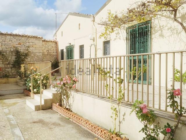 Case e ville in vendita di 180 m² in Via Fortugno