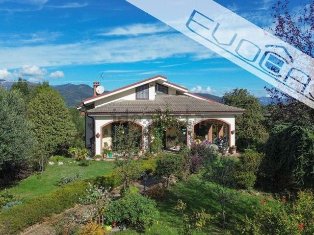 Case e ville in vendita di 180 m² in Via Famolasco, 14