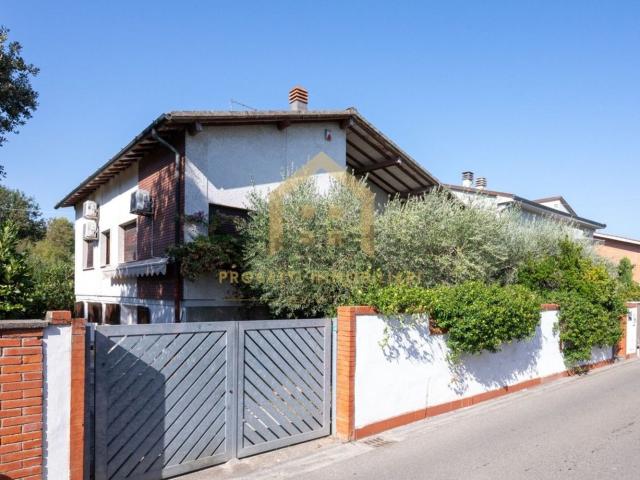 Case e ville in vendita di 180 m² in Via Isola del Giglio