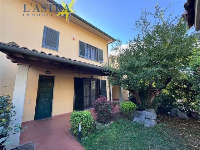 Case e ville in vendita di 180 m² in Via IV Novembre