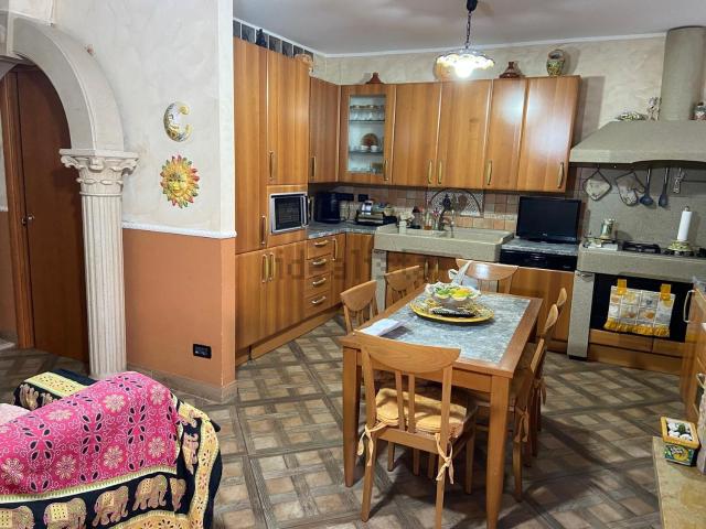 Case e ville in vendita di 180 m² in Viale Crotone