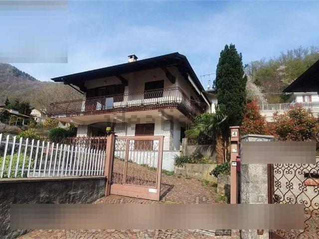 Case e ville in vendita di 180 m² in Via Omegna, 4