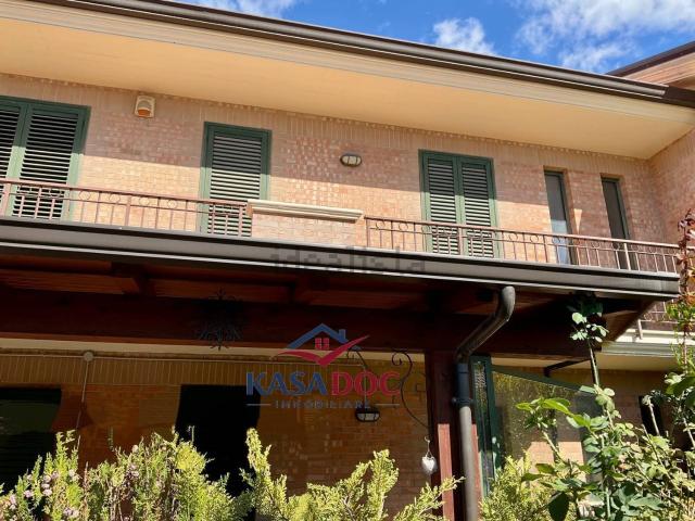 Case e ville in vendita di 180 m² in Via Lenza