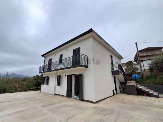Case e ville in vendita di 180 m² in Via M. 22