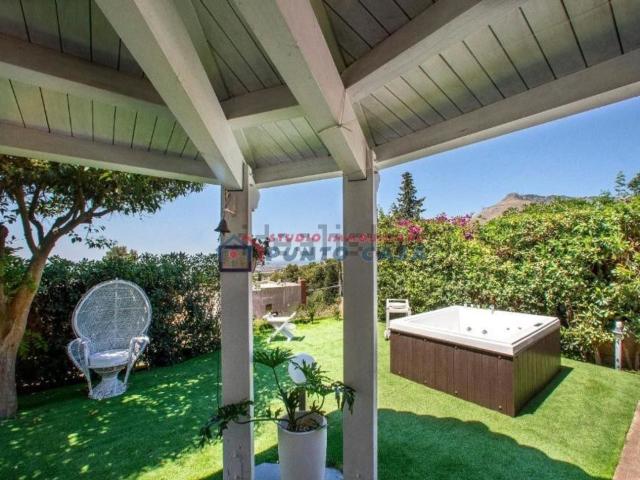Case e ville in vendita di 180 m² in Via Monaci