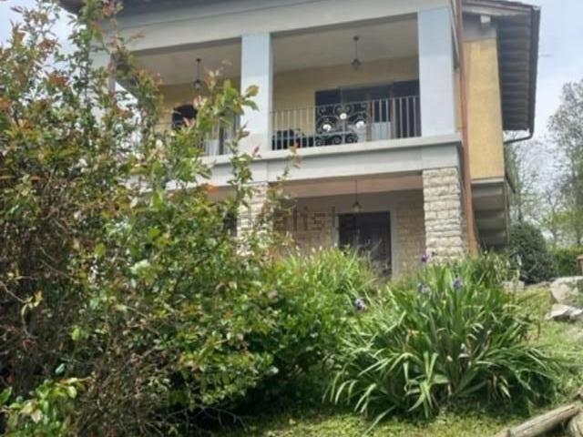 Case e ville in vendita di 180 m² in Via Mammianese