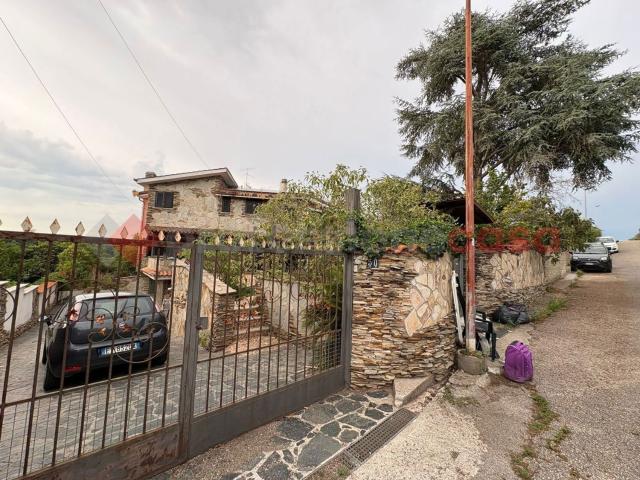 Case e ville in vendita di 180 m² in Via Marmolada, 50
