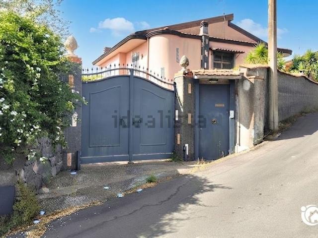 Case e ville in vendita di 180 m² in Via Nino Martoglio