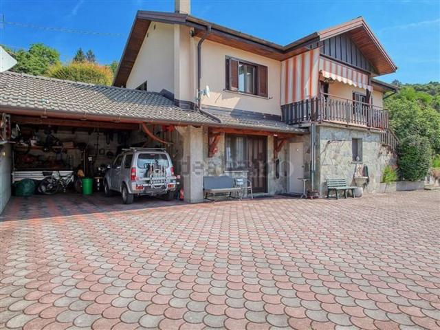 Case e ville in vendita di 180 m² in Via Sorgente