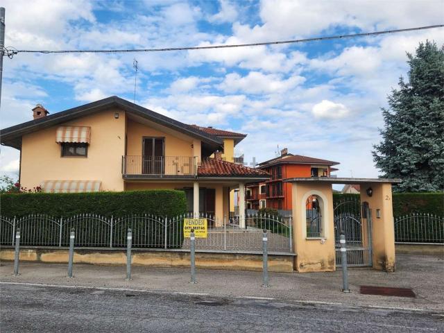 Case e ville in vendita di 180 m² in Via San Albano, 2