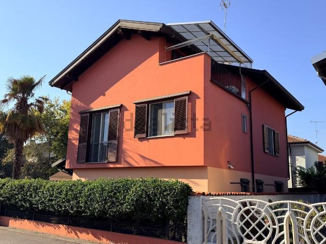Case e ville in vendita di 180 m² in Via Sant&apos Espedito