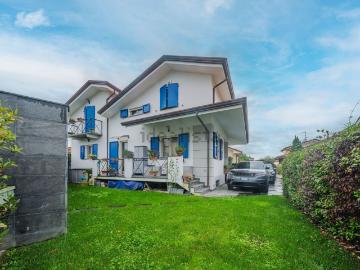 Case e ville in vendita di 180 m² in Via Sarzanese Nord, 5227