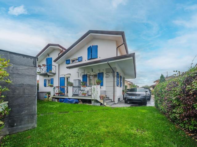 Case e ville in vendita di 180 m² in Via Sarzanese Nord, 5227