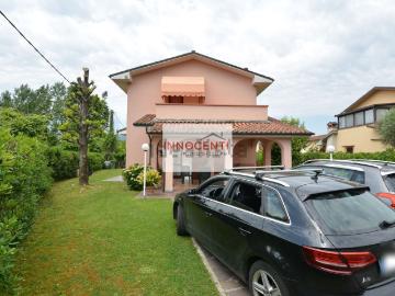 Case e ville in vendita di 180 m² in Via Sarzanese, 2187