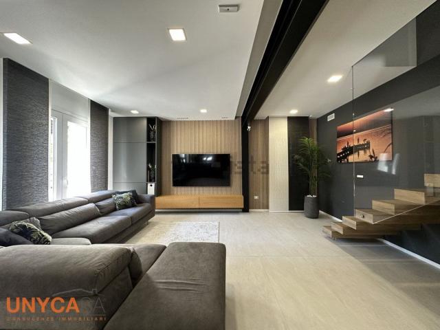 Case e ville in vendita di 180 m² in Via Scapacchiò