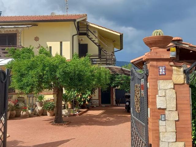 Case e ville in vendita di 180 m² in Via Scifelle
