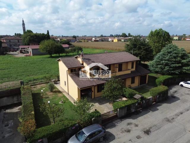Case e ville in vendita di 180 m² in Via Pace