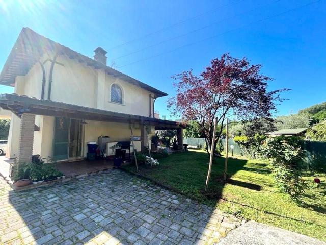 Case e ville in vendita di 180 m² in Via Pernice