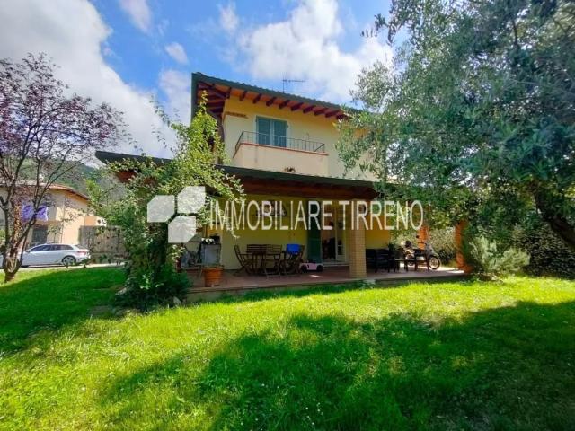 Case e ville in vendita di 180 m² in Via Pernice, 25