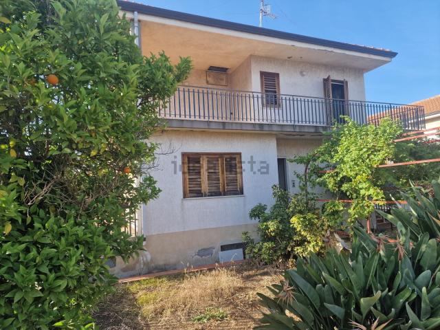Case e ville in vendita di 180 m² in Via Piersanti Mattarella