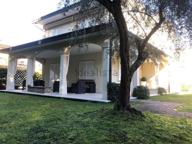 Case e ville in vendita di 180 m² in Via Pisa, 54100