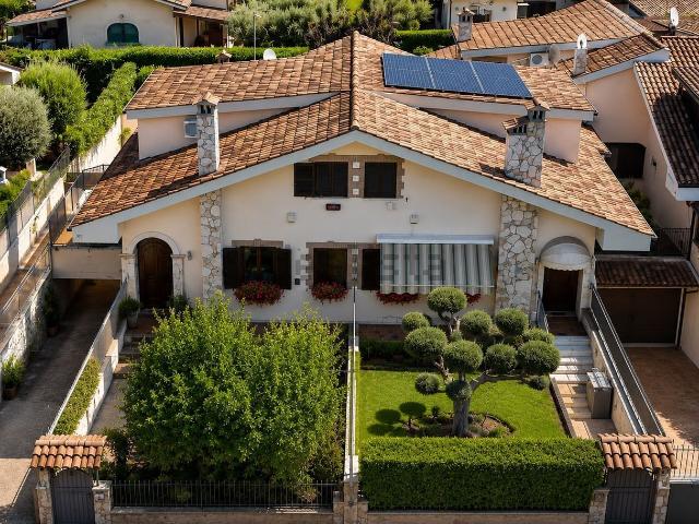 Case e ville in vendita di 180 m² in Via Riofreddo, 26