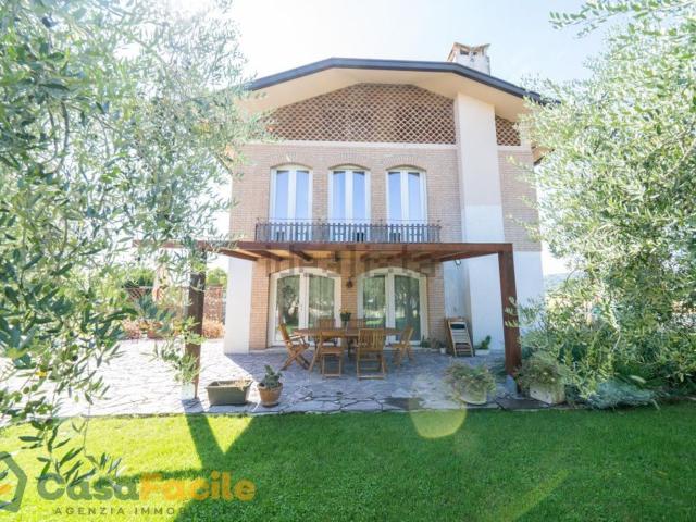 Case e ville in vendita di 180 m² in Via Tipano, 1523