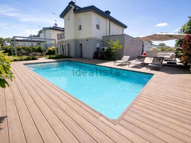 Case e ville in vendita di 180 m² in Via Volturno