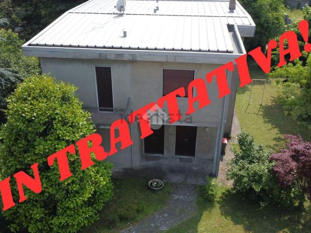 Case e ville in vendita di 180 m² in Via Varese, 9