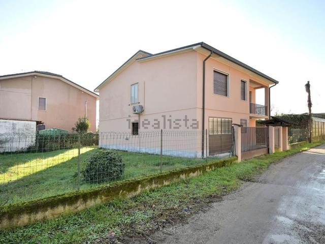 Case e ville in vendita di 180 m² in Via Vigevano