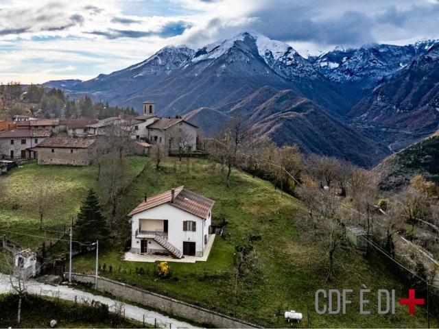 Case e ville in vendita di 180 m² in Via Villa Camponeschi