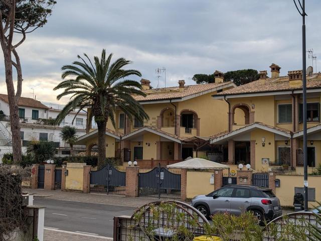 Case e ville in vendita di 180 m² in Viale Castellammare, 88