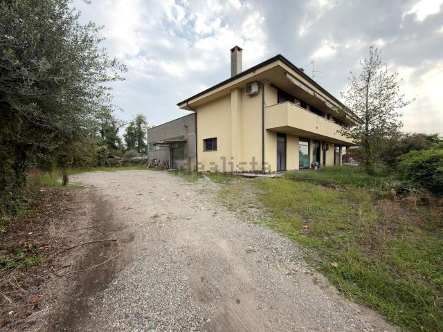 Case e ville in vendita di 180 m² in Viale Lombardia