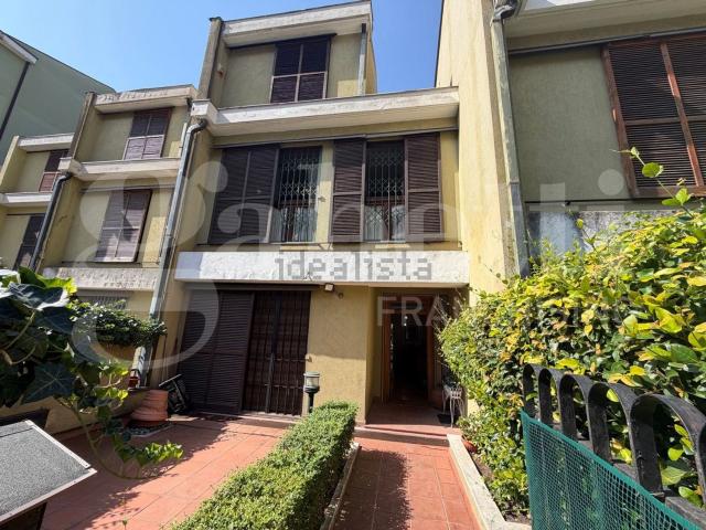 Case e ville in vendita di 180 m² in Viale Renato Donatelli