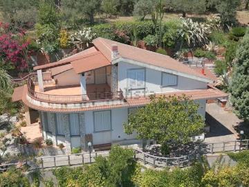 Case e ville in vendita di 180 m² in Contrada Galbato, 18