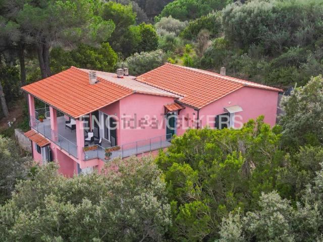 Case e ville in vendita di 180 m² in Località Capo d&apos Arco