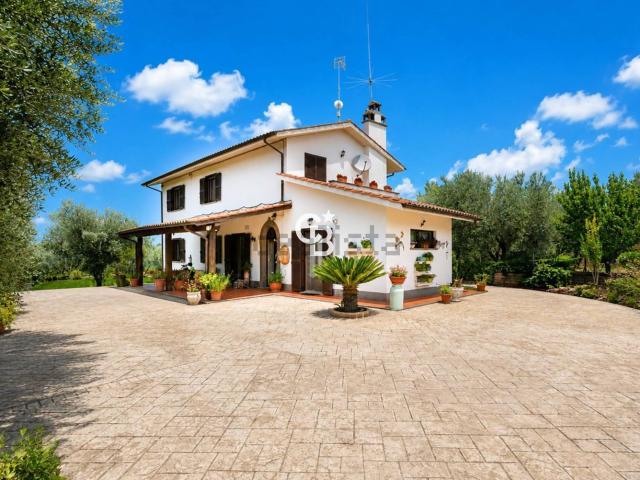 Case e ville in vendita di 180 m² in Strada Cassia Sud, 121
