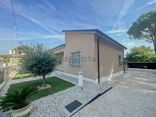 Case e ville in vendita di 181 m² in Via Confine, 35