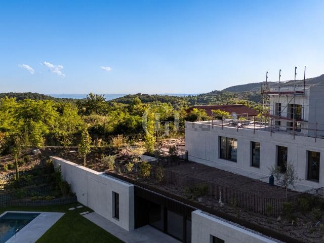 Case e ville in vendita di 181 m² in Via degli Alpini