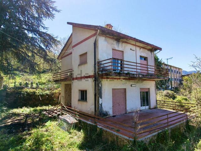 Case e ville in vendita di 181 m² in Via dei Frassini, 1