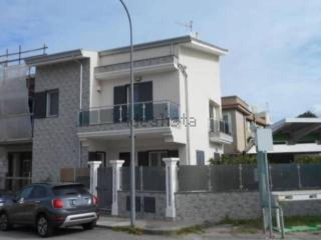 Case e ville in vendita di 181 m² in Piazza Francesca Morvillo, 5