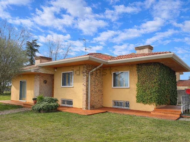 Case e ville in vendita di 182 m² in Via Cormons, 52