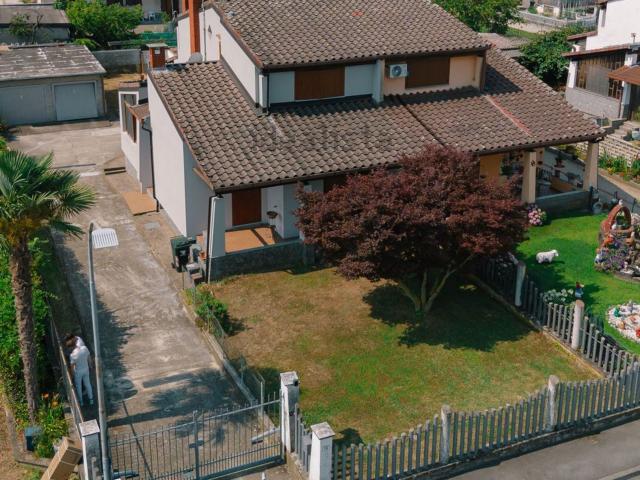 Case e ville in vendita di 182 m² in Via Aldo Moro, 18