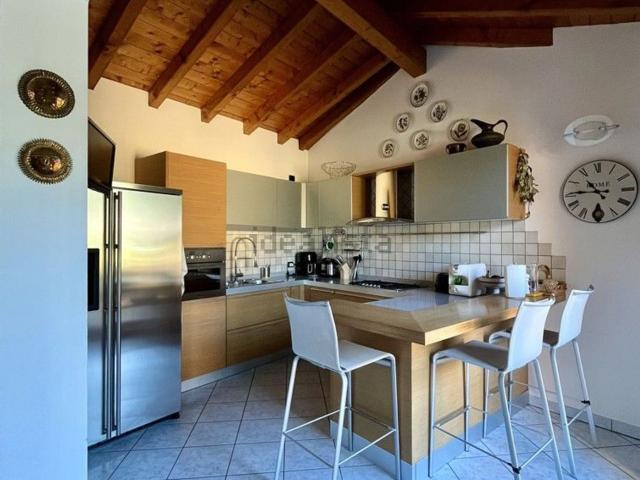 Case e ville in vendita di 182 m² in Via Girella, 15