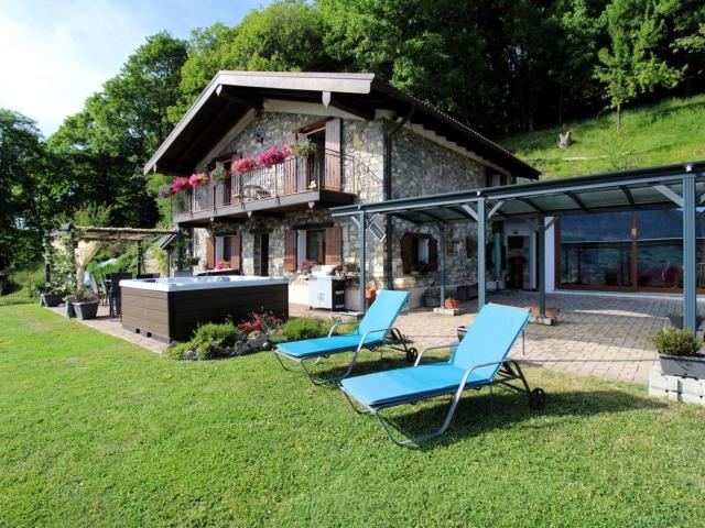 Case e ville in vendita di 182 m² in Via Piazzetta, 13