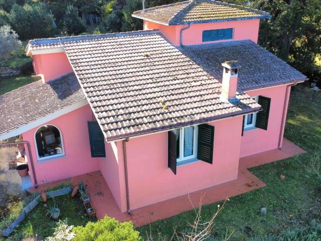 Case e ville in vendita di 183 m² in Via dei Castagni