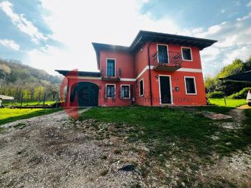 Case e ville in vendita di 183 m² in Via Zamperetti Stivanelli