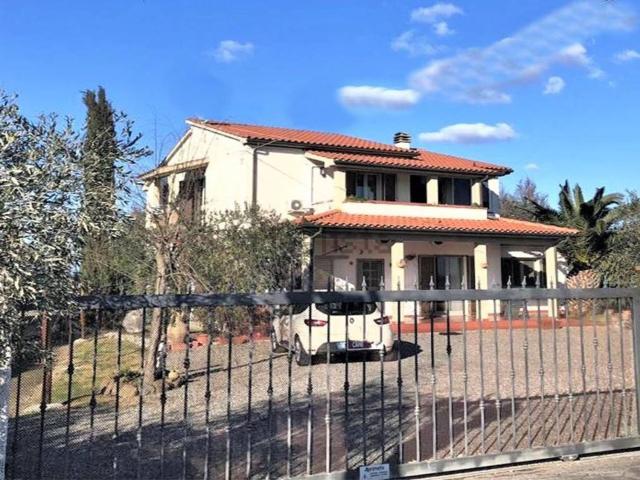 Case e ville in vendita di 183 m² in Strada Squadre 2