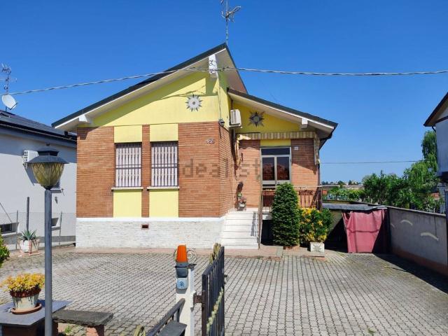 Case e ville in vendita di 184 m² in Via Bologna