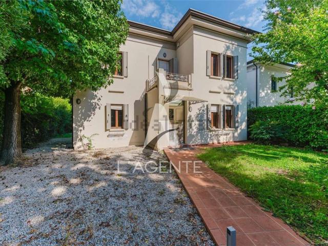 Case e ville in vendita di 184 m² in Via Francesco Baracca